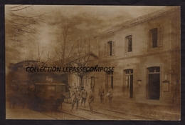 BETHENIVILLE - GARE - UNE LOCOMOTIVE STATIONNE ENCADREE DE SOLDATS ET DE CHEMINOTS ALLEMANDS EN 1916 - TRAIN - Bétheniville