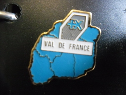 PIN'S BANQUE POPULAIRE Du VAL De FRANCE - Loiret, Indre, Loir Et Cher, Indre Et Loire, Cher, Vienne @ 21 Mm X 20 Mm - Banques