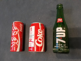 Une Bouteille 7 UP Et Deux Canettes COCA COLA - Cans