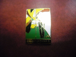 PIN'S BANQUE CREDIT LYONNAIS - GOLF Golfeur @ 33 Mm X 23 Mm - Banques