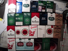 LOT D UNE QUINZAINE DE PAQUETS DE CIGARETTES VIDES DU PARAGUAY. ANNEES 2000 / 10 3 PHILIP MORRIS MENTHOL DIFFERENTS / 4 - Contenitori Di Tabacco (vuoti)