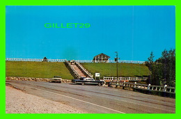 Delcampe - PERCÉ, QUÉBEC - LE BELVÉDÈRE À L'EXTRÉMITÉ EST DE PERCÉ - ANIMÉE DE VIEILLES VOITURES -  UNIC - - Percé