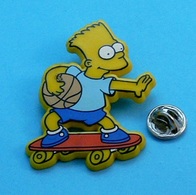 PIN'S //  ** BART SIMSONS / EN SKATE ** . (™ & ©1991 20th C Fox F.C.) - Skateboard