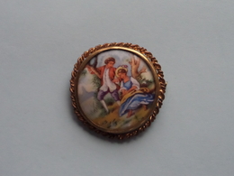 BROCHE ( Medaillon ) BROOCH : Porcelaine LIMOGES France ( Voir Photo Svp / A Identifié ) +/- 42 Mm.! - Limoges (FRA)