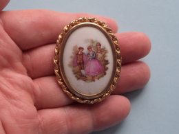 BROCHE ( Medaillon ) BROOCH : Porcelaine LIMOGES France ( Voir Photo Svp / A Identifié ) +/- 37 X 45 Mm.! - Limoges (FRA)