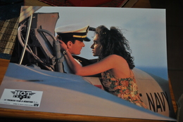 Rare Affichette Film Hot Shot   Format 21x30 Cm - Affiches & Posters