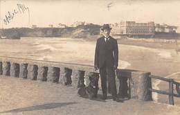 Biarritz    64     Homme Posant En Fond Le Casino. Carte Photo    (voir Scan) - Biarritz