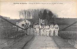 Biarritz    64         Groupe De Danseurs Basques Pris Sur Un Pont De La Nive    (voir Scan) - Biarritz