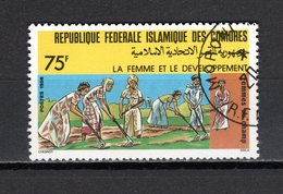 COMORES  N°  447    OBLITERE  COTE 0.30€    FEMME  AGRICULTURE - Comoren (1975-...)