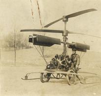 LUFTFAHRTPIONIER Henry Adler BERLINER - Foto (9,4x9,1cm) Rücks. Beschriftet (viel Text) HUBSCHRAUBER-PIONIER (Erforschun - Altri & Non Classificati