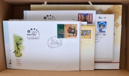 2000-2013 131 Db FDC Sorokkal és Blokkokkal (123.850) Kartondobozban - Autres & Non Classés