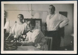 Cca 1930 Sopron, Dr. Szilvási (Szilvássy) Gyula (1881-1937) Főorvos és Tanár Laboratóriumában, Fotó, 6×8,5 Cm - Altri & Non Classificati