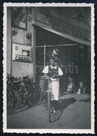 1937 A Papp Testvérek Vegyesboltjának Fotója, Zománctáblákkal (Csepel Varrógép, Franck Kávé), 8×5,5 Cm - Andere & Zonder Classificatie