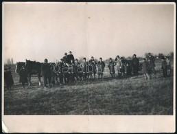 1942-1944 2 Db Kiránduló Csoport Fotója, A Pasaréten A Torockó Téri Református Templom Előtt, Bp. Schäffer Gy-Első Budap - Other & Unclassified