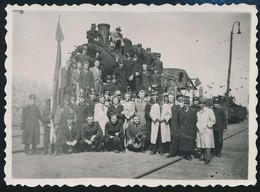 1945 Katonák és Civilek Sérült Mozdonnyal, Csoportkép, Fotó, 6×8 Cm - Altri & Non Classificati