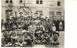 * T2 Magyar Cserkészek Rákosszentmihályon (Budapest XVI.) A Gyógyszertár Előtt. Csoportkép / Hungarian Scouts In Rákossz - Unclassified