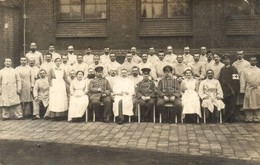T2/T3 1916 WWI German Military, Injured Soldiers With Doctors And Nurses. Group Photo  (EK) - Ohne Zuordnung