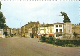 VERDUN Sur GARONNE ( 82 )La Place De La Libération, La Place De L'Eperon,-Tour Et Porte De L'Horloge ( 2  CPsm,couleur ) - Verdun Sur Garonne