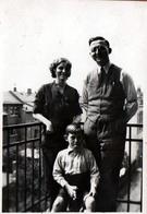 Photo Originale Jeune Tireur De Langue Sur Un Balcon Avec Ses Parents Vers 1930/40 - Anonieme Personen