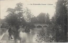 D86 - LA TRIMOUILLE - L'ECLUSE - Jeune Garçon Sur Le Muret - La Trimouille