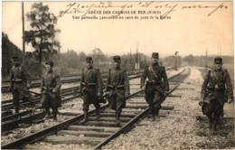 GREVE DES CHEMINS DE FER DU NORD ,PATROUILLE PARCOURANT LES VOIES DU PONT DE LA BRICHE   REF 58471C - Staking