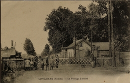 CPA : LONGUEAU (Somme) - Le Passage à Niveau - Longueau