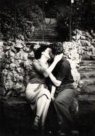 Photo Originale Du Couple Amoureux Romantique Au Baiser Langoureux Au Pied D'un Puits Vers 1950 - Anonieme Personen
