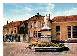 CPM, (55), DAMVILLERS, Place Du Maréchal GERARD, écrite, Timbrée - Damvillers