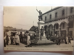 Carte Postale Animée Tiaret - Place Pasteur Et Monument Lamoricière (Petit Format Noir Et Blanc Circulée ) - Tiaret