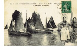 Cpa Boulogne Sur Mer, Dame De La Halle Et Bateaux De Pêches. - Boulogne Sur Mer