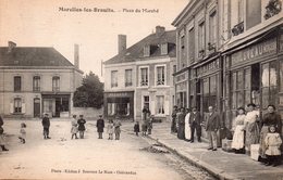 CPA, Marolles-les-Brault, Place Du Marché, Jolie Animation, Jousset, Leveau, Coebret, Magasins - Marolles-les-Braults