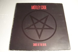 MOTLEY  CRUE  - SHOUT AT THE DEVIL - DISQUE  VINYLE  33 T  -( Année 1983) - - Hard Rock En Metal