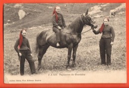 VAD-14 Trois Paysannes De Champéry Avec Leur Cheval.Foulards Rouges. Circulé, Timbre Manque,Attention Trous épingle ETAT - Champéry