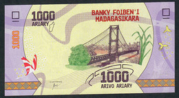 MADAGASCAR  P100a 1000 ARIARY  2017 #E   Signature 7  UNC. - Madagascar