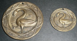 Lot De 2 Rares Plaques De Serrure ?? Médaille Bronze, Décor Cygne, Anne De Bretagne Claude De France - Otros & Sin Clasificación