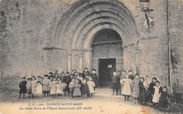 Oloron Sainte Marie      64           Enfants Devant La Vieille Porte De L'Eglise Sainte Croix      1 (voir Scan) - Oloron Sainte Marie