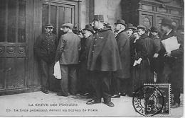Delcampe - LA GREVE DES POSTIERS   La Foule Patientant Devant Un Bureau De Poste En 1909 - Post & Briefboten