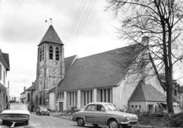 D-19-412 : EZANVILLE.  AUTOMOBILE. RENAULT DAUPHINE. 2 CV CITROËN. FORD. EGLISE. - Ezanville