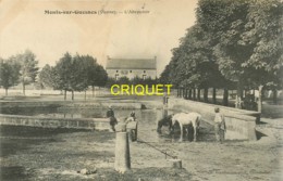 86 Monts Sur Guesnes, L'Abreuvoir, Belle Carte Affranchie 1913 - Monts Sur Guesnes