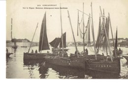 Cpa Concarneau,sur La Digue,bateaux Débarquant Leurs Sardines. - Concarneau