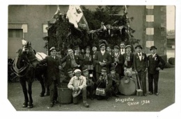 Carte Photo - Groupe De Conscrits De Danjoutin, Classe 1934, Calèche & Cheval, Drapeau, Grosse Caisse, Saxo, Cornet - Danjoutin