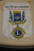 Rare Fanion Lion's Club Vallée De La Marne Château Thierry - Autres & Non Classés