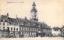 62 - HESDIN : La Place - CPA - Pas De Calais - Hesdin