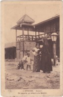 1288 BIRMANIE - BASSEIN - ON APPORTE UN ENFANT A LA MISSION - Myanmar (Burma)