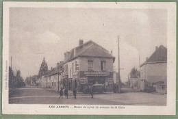 CPA - ISERE - LES ABRETS - ROUTE DE LYON & AVENUE DE LA GARE - Animation, Auto Devant Magasin Casino - Cliché Rolly - Les Abrets