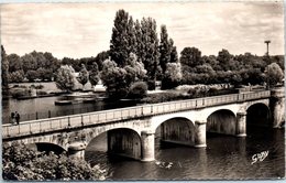 49 - CHATEAUNEUF Sur SARTHE -- Le Pont Sur La Sarthe - La Piscine - Chateauneuf Sur Sarthe