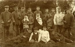 Soldats En Tenue En Extérieur  Avec Femme Et Enfant  Carte Photo Annotée Au Verso 1917 - Guerra 1914-18