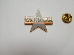 Superbe Pin's En Zamac , Informatique ?? Wordstar , étoile , Signé ATC - Informatique