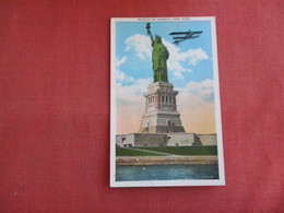 Airplane Flying By Statue  New York City > Statue Of Liberty  Ref 3125 - Estatua De La Libertad