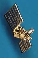 1 PIN'S //   ** SATELLITE / AÉROSPATIALE / TELECOM ** - Space